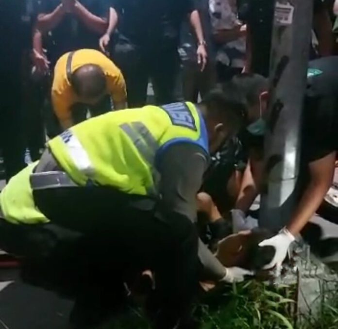 Polisi mengevakuasi korban dari tiang lampu listrik (f:ist/mistar)