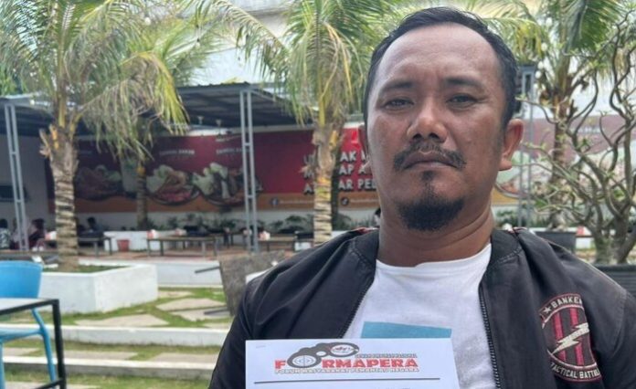 Sekum Formapera Bambang Syahputra memegang surat organisasinya yang akan disampaikan ke Mabes Polri di Jakarta terkait pengangkatan Kepala SMP di Deli Serdang. (f:sembiring/mistar)