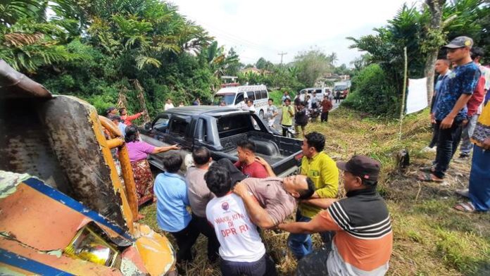 Personel kepolisian dibantu warga mengevakuasi salah satu korban yang terlibat kecelakaan beruntun di Merek Raya.(f:indra/mistar)