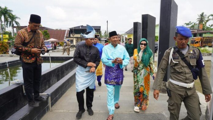 Plt Bupati Langkat Syah Affandin di komplek Monumen Tengku Amir Hamzah (f:ist/mistar)