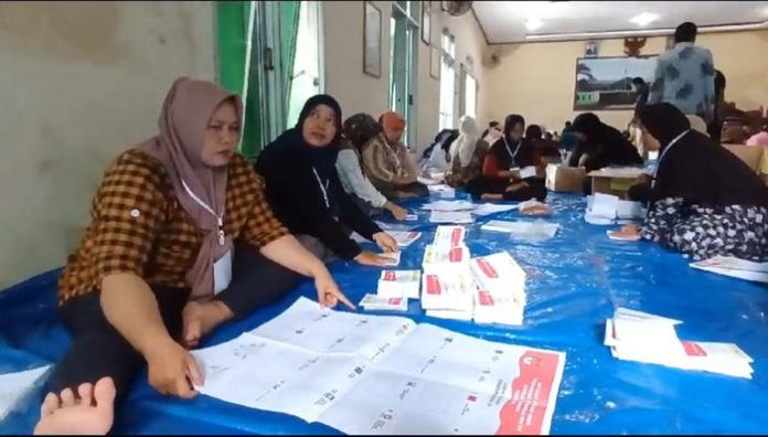 Proses sorlip kertas suara pemilu di KPU Binjai (f:endang/mistar)