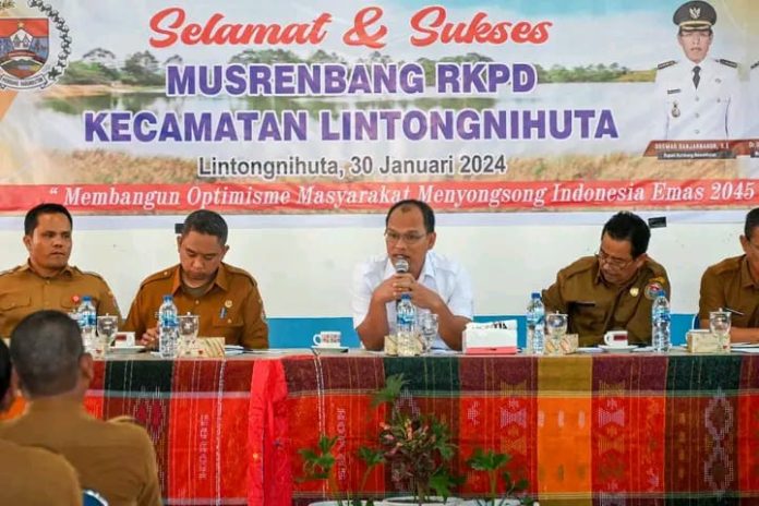 Bupati Humbahas Dosmar Banjarnahor bersama Asisten Administrasi Umum Tua Marsatti Marbun dan para pimpinan OPD hadiri Musrenbang (f:ist/mistar)