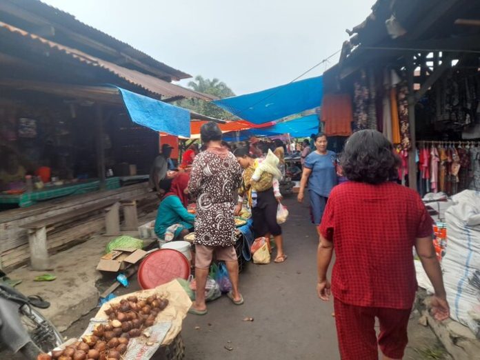 Pasar tradisional di Hutabayu Raja, Kabupaten Simalungun (f:abdi/mistar)