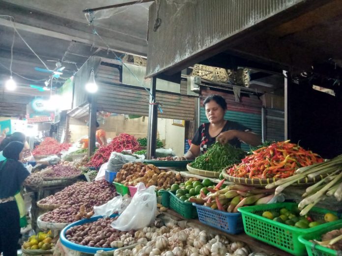 Pedagang bahan pokok di central pasar Medan (f:dinda/mistar).