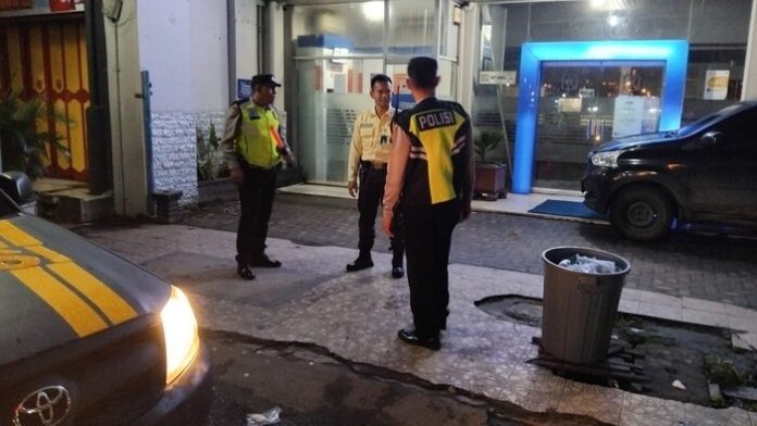 Dua petugas Polsek Padang Hulu Resort Tebing Tinggi saat melakukan patroli (f:ist/mistar)