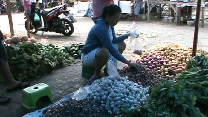 Pedagang sayuran di pajak tradisional Lubuk Pakam. (f : sembiring/mistar)