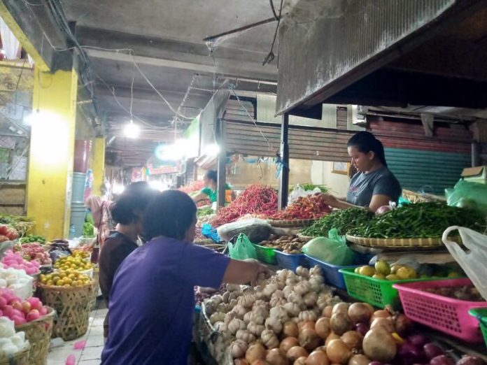 Penjualan bahan pokok di pasar central Medan (f:dinda/mistar)