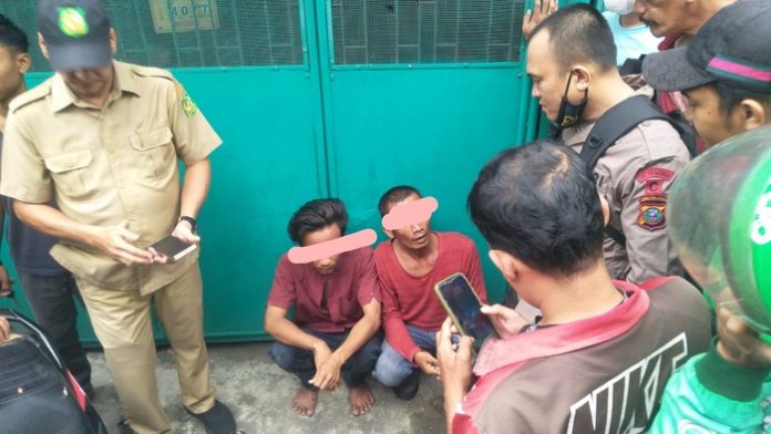 Dua pria diduga mencuri handphone dalam warung makan. (F:Iqbal/Mistar)