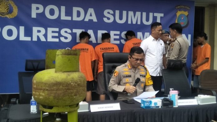 Kapolrestabes Medan, Kombes Pol Teddy Jhon Sahala Marbun saat melakukan pemaparan pencurian gas elpiji. (F:Iqbal/Mistar)