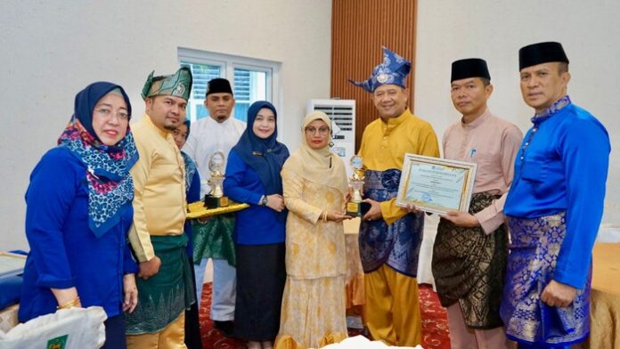 Plt Bupati Langkat H. Syah Afandin, SH selaku Ketua Pembina Yayasan Akademi kebidanan Pemkab Langkat terima penghargaan (f:ist/mistar)