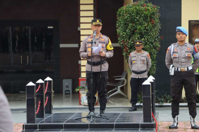Kapolres Samosir AKBP Yogie Hardiman mengimbau supaya anggota Polres Samosir netral dalam Pemilu 2024 (f:ist/mistar).