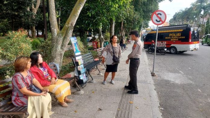 Personel Polres Pematangsintar menyambangi warga untuk mensosialisasikan Pemilu damai (f:ist/mistar)