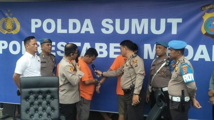 Kapolrestabes Medan, Kombes Pol Teddy Jhon Sahala Marbun berinteraksi dengan pelaku pencurian yang merupakan mantan menantu korban. (F:Iqbal/Mistar)