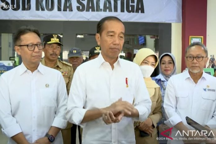 Presiden Jokowi saat berkunjung ke salah satu rumah sakit di Salatiga (f:ist/mistar)