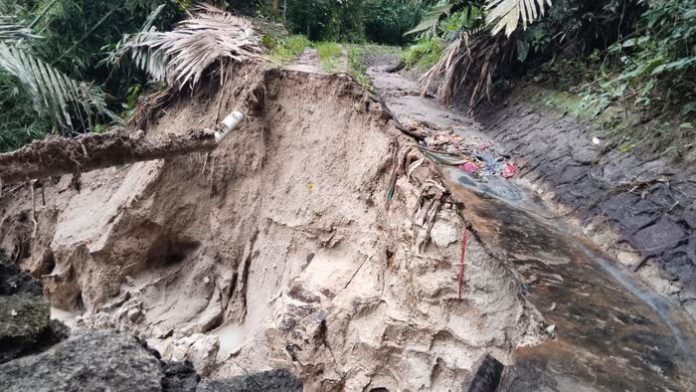 Saluran irigasi induk yang rusak akibat longsor di Nagori Sipoldas, Kecamatan Panei, Simalungun.(f:indra/mistar)