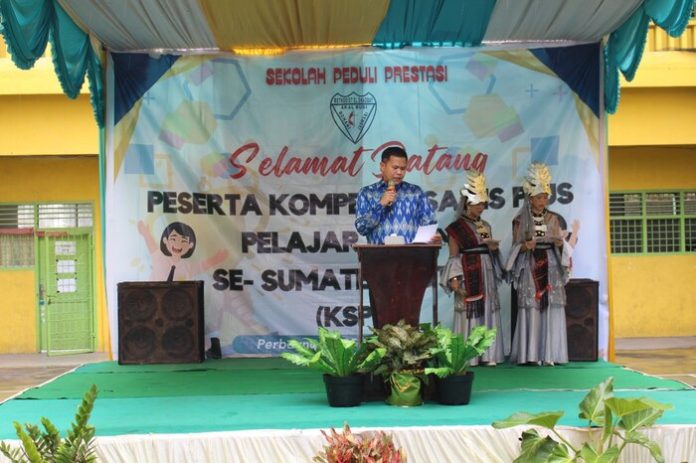 Wabup Sergai H Adlin Tambunan saat membuka kompetisi Sains plus SD dan SMP Se Sumut (f:damanik/mistar)