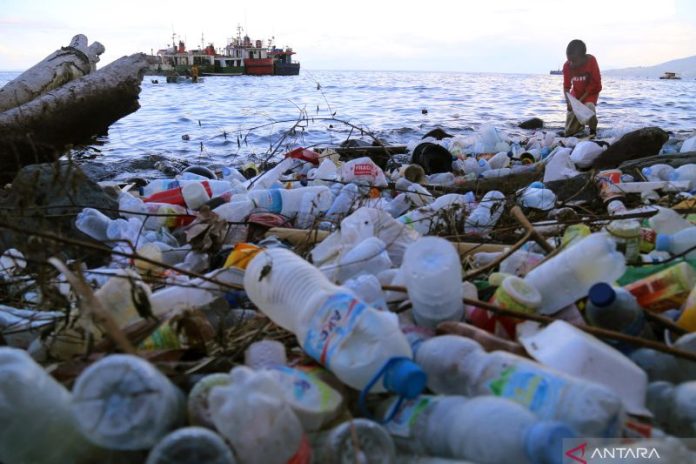 Kondisi sampah yang merusak lingkungan di pinggiran laut (f:ist/mistar)