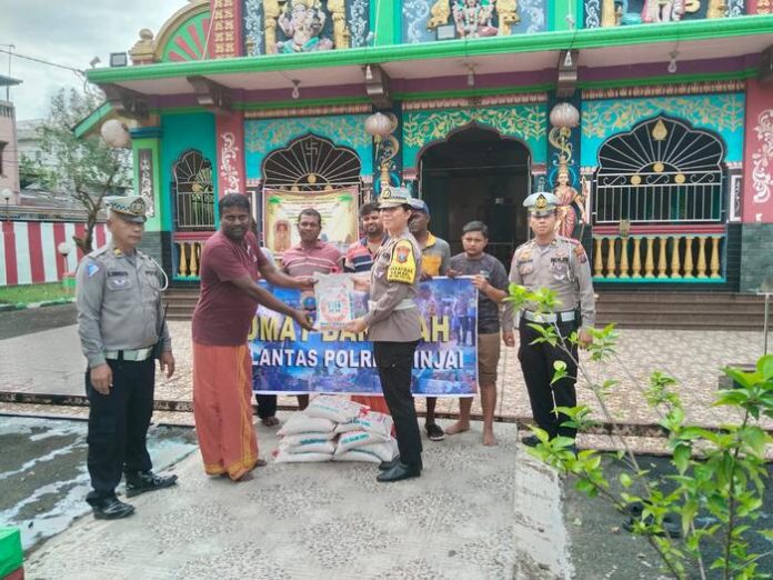 Kasat Lantas Polres Binjai memberikan bantuan kepada pengurus kuil Shri mariamman (f:endang/mistar)