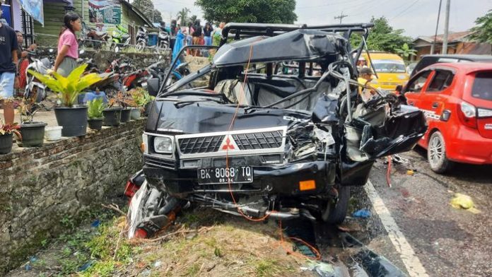Kendaraan yang terlibat kecelakaan beruntun di Kelurahan Merek Raya, Kecamatan Raya.(f:indra/mistar)