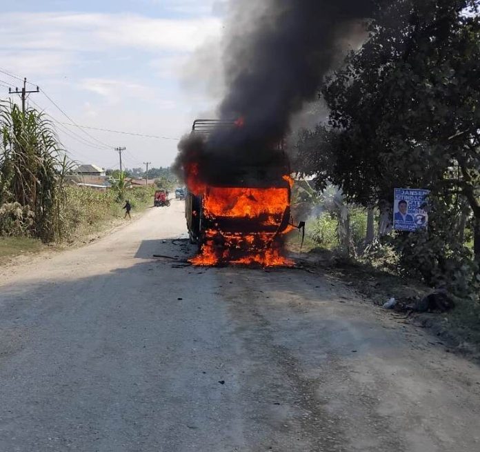 Truk muatan minyak goreng dan susu terbakar di Jalan Saribu Dolok, Kabupaten Simalungun (f:hamzah/mistar)