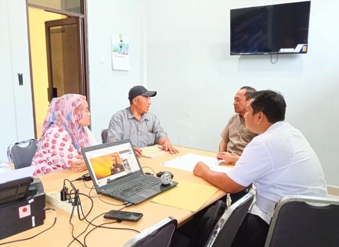 Ps.Kaurmintu Sat Intelkam Polres Batu Bara Bripka Hendra Limbong beri masukan kepada Koptan Rukun Sari agar berunjukrasa dengan tertib dan tidak anarkis. (f;ist/mistar)