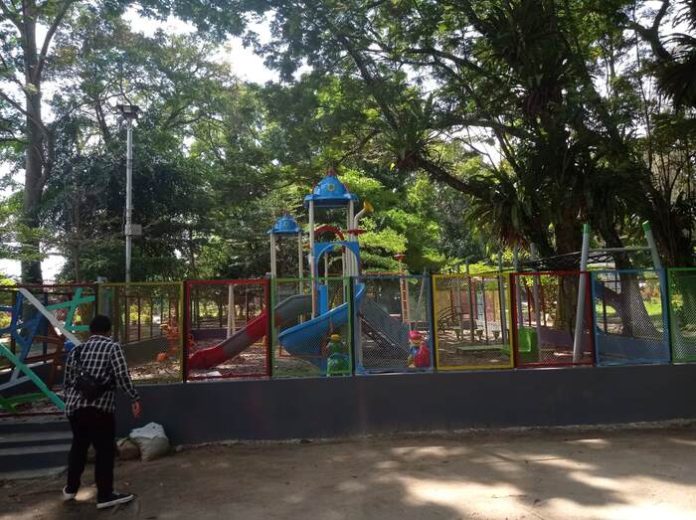 Wahana permainan anak yang dibangun di Lapangan Merdeka Pematangsiantar. (f:jonatan/mistar)
