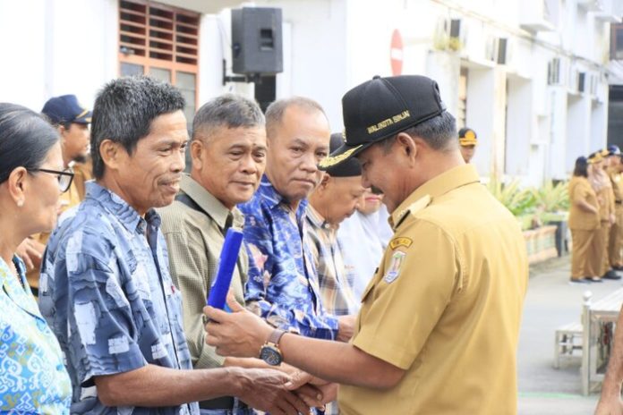 Wali Kota Binjai Drs. H. Amir Hamzah memberikan tali asih kepada 22 orang anggota KORPRI yang akan memasuki masa purna tugas (f;ist/mistar)