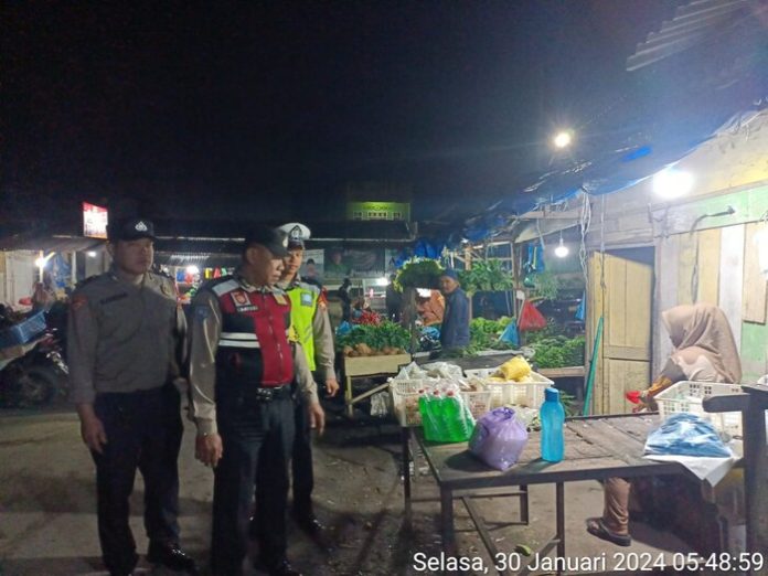 Personel Polsek Kotapinang gelar patroli reventif di pusat pasar tradisional (f:ist/mistar).
