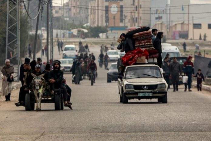 Satu mobil terlihat membawa barang-barang saat warga mengungsi (f:antara/mistar)