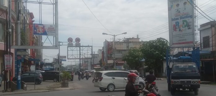 Kondisi Jalan Jendral Sudirman, Kota Tebing Tinggi terlihat bersih dari APK Pemilu.(f:nazli/mistar)