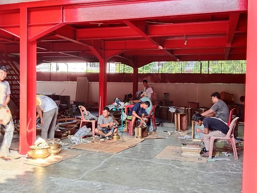 Bambang dan rekannya, tukang besi sedang membersihkan wadah dupa, di Kelenteng Gunung Timur, Medan