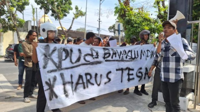 Demo di KPU dan Bawaslu Medan, Massa AMPP Minta Penyelenggara Tindak Segala Kecurangan Pemilu