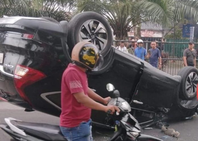 Diduga Hilang Kendali, Mobil Pribadi Terbalik di Jalan Brigjen Katamso Medan