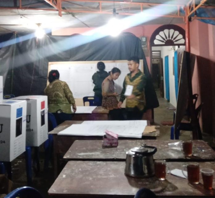 Proses penghitungan suara DPRD di salah satu TPS di Nagori Sigodang, Kecamatan Panei, Simalungun.