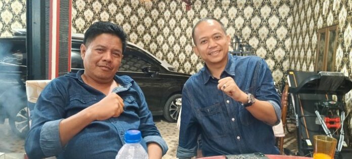Ketua DPD IPK Dairi, Halim Lumbanbatu dan Wakil Ketua IPK Sumatera Utara Wanseptember Situmorang duduk bersama saat mengikuti rapat pleno rekapitulasi hasil perhitungan suara tingkat Kabupaten. (f:manru/mistar)
