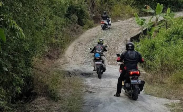 Jalan Rusak dan Bebatuan, Pelancong Air Terjun Desa Simempar Kapok Berkunjung