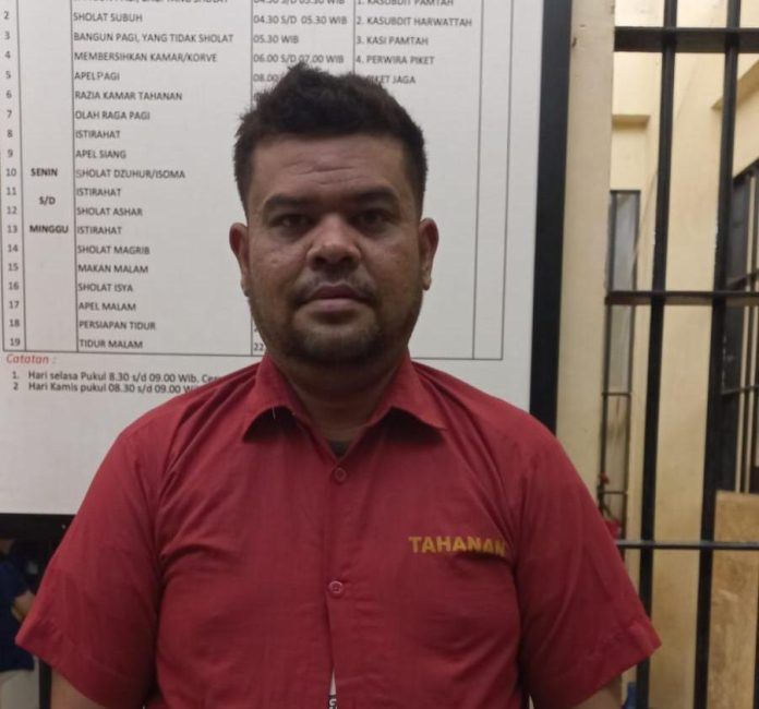 Kadisdik Pemkab Mandailing Natal Dollar Hafrianto Siregar saat ditangkap Polisi