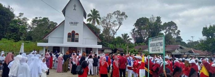 Pawai ta'aruf pada pembukaan MTQ ke-22 Tingkat Kecamatan Arse, dimulai dari depan Gereja HKBP Lancat Tonga. (f: amran pohan/mistar)