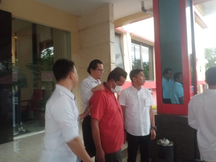 Komisioner KPU Padangsidimpuan saat digiring polisi (f: matius/mistar)
