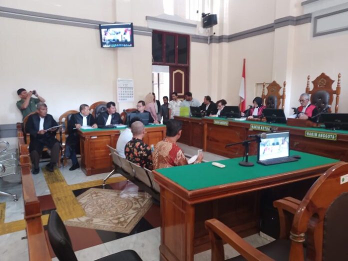 Para terdakwa saat menjalani sidang putusan sela di Pengadilan Tipikor pada PN Medan. (f:deddy/mistar)