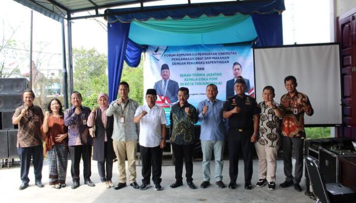 Serah terima jabatan Loka POM Tanjungbalai dari Denny S. Purba kepada Difa Ananda, S.Farm (f:ist/mistar)