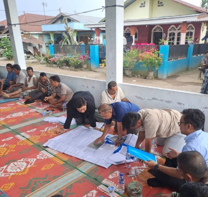 Pertemuan antara Regional I PTPN1 dengan warga di Jambur Dusun II Desa Sidodadi.(f:sembiring/mistar)