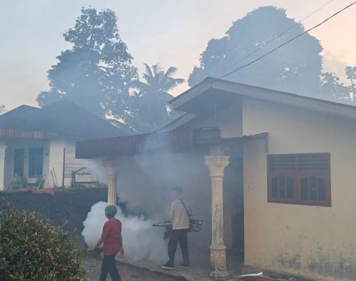 Petugas Dinkes Kota Pematangsiantar saat sedang melakukan pengasapan di Kecamatan Siantar Simarimbun