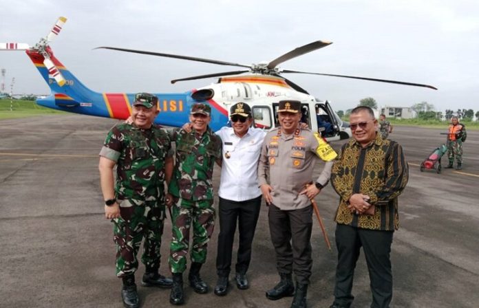 Pj Gubernur Sumut, Hassanudin dan Forkopimda bersiap naik helikopter menuju Kabupaten Simalungun untuk memantau jalannya Pemilu (f:hutajulu/mistar)