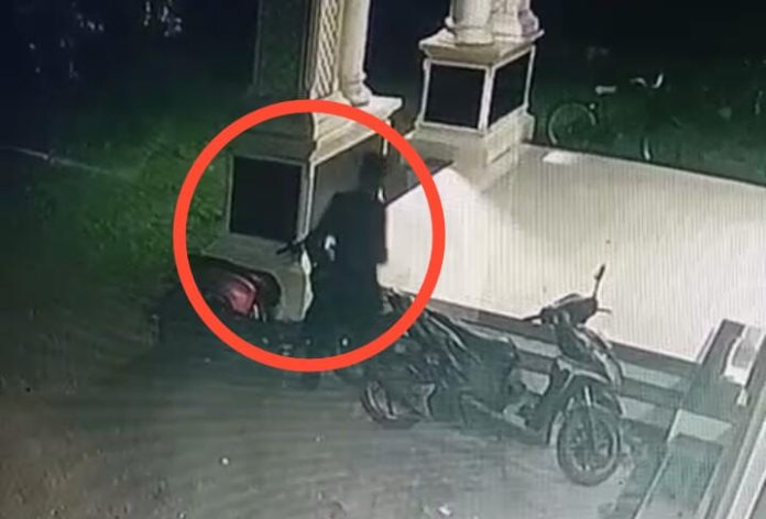 Rekaman CCTV pelaku curanmor beraksi di masjid pada waktu subuh