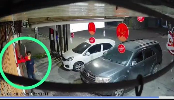 Rekaman CCTV seorang pria mencuri peralatan ibadah di Jalan Asia