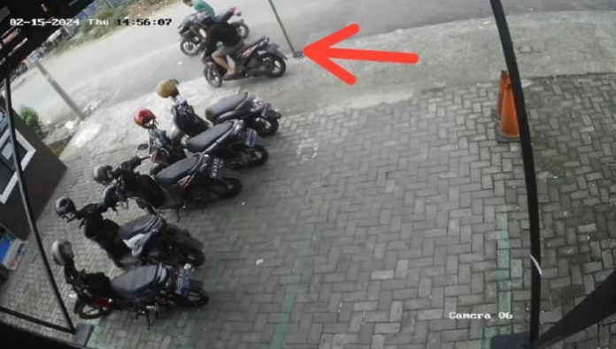 Rekaman dua pelaku berhasil melarikan sepeda motor di Jalan Setia Jadi, Kecamatan Medan Perjuangan