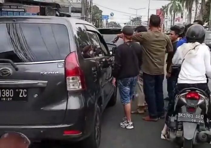 Video sejumlah orang diduga debt collector cegat paksa pengendara mobil di Jalan Juanda