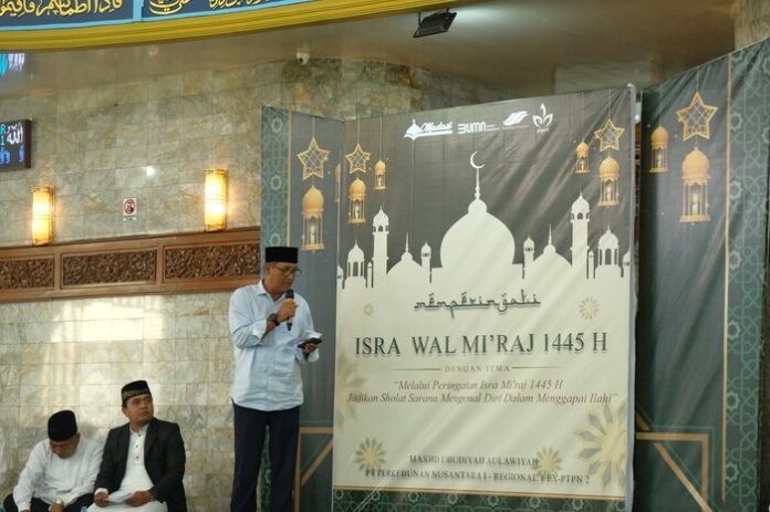 Region Head PTPN1 Didik Prasetyo menyampaikan sambutannya pada peringatan Isra Miraj di Mesjid Ubudiyah Tanjung Morawa.(f: sembiring/mistar)