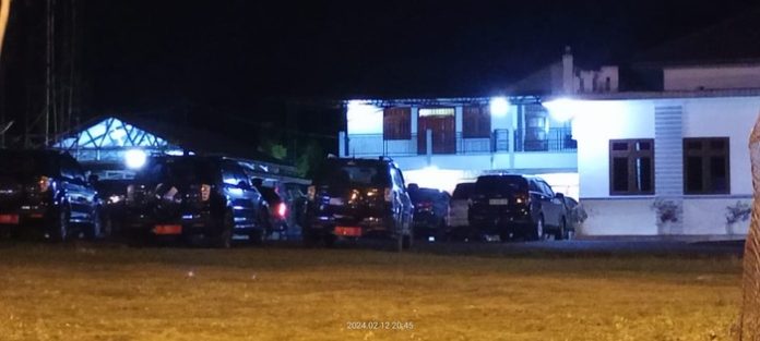 Kendaraan Dinas Camat dan kendaraan Kades ramai parkir di lingkungan Pendopo Bupati Dairi (f:manru/mistar)